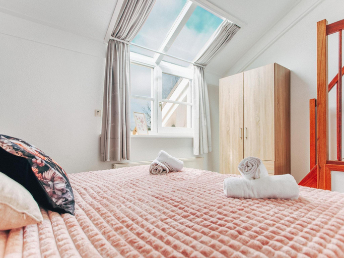 Bedroom 5, Deluxe Dike Villa with Sauna for 6, Wûnseradiel