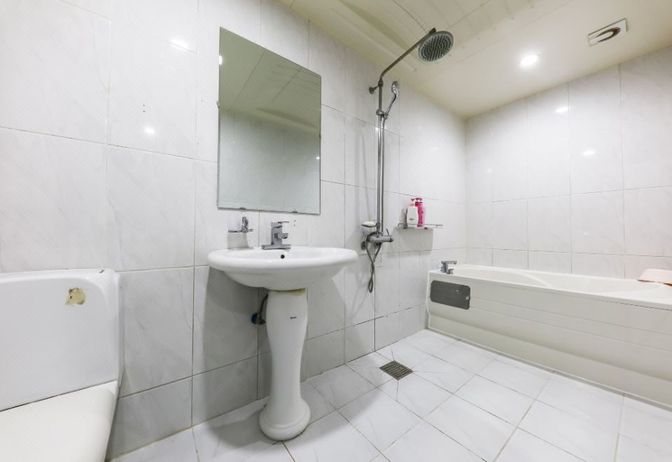 Bathroom 5, Julia Hongsung, Hongseong