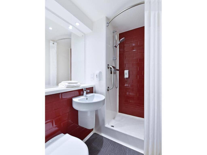 Bathroom 3, Travelodge Wellington Somerset, Somerset