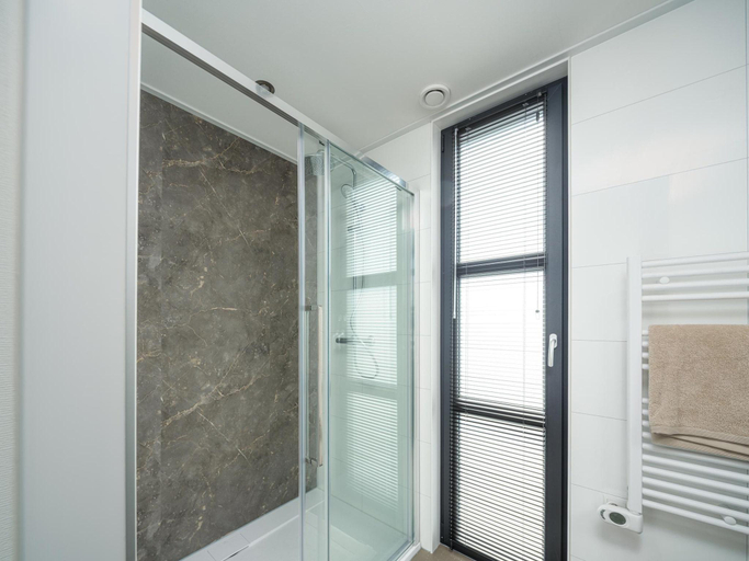 Bathroom 4, Lakeside Luxury Villa with Ensuites