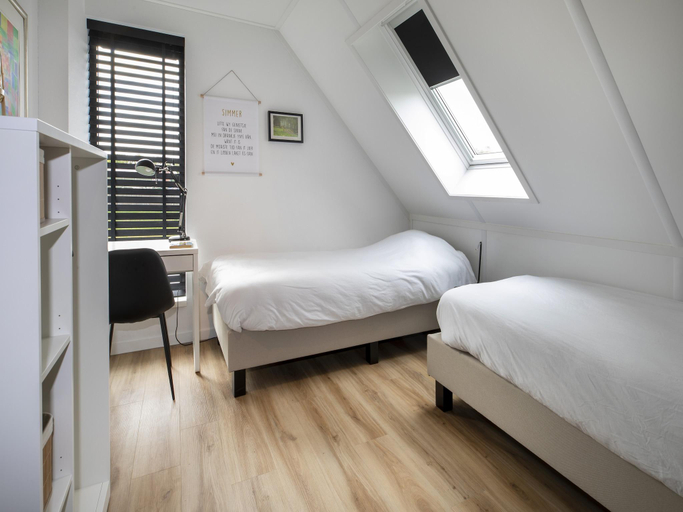 Bedroom 3, Beautiful villa on the water in Friesland, Skarsterlân