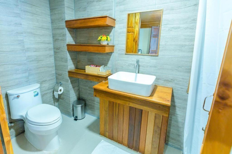 Bathroom, Burann Bangtanode, Photharam