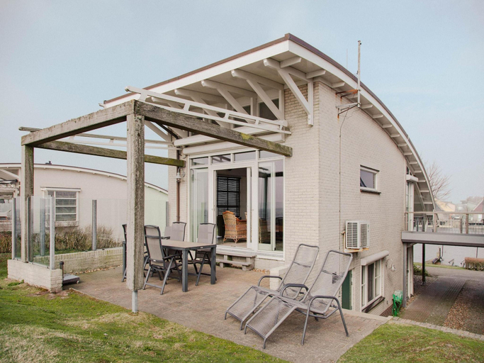 Exterior view 1, Panoramic Villa with Sauna & Lake Views, Wûnseradiel