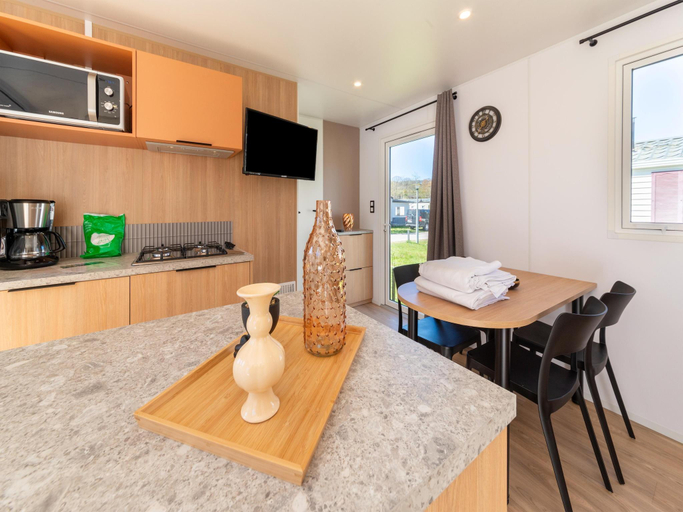 Restaurant, Premium caravan in Érezée with terrace, Luxembourg