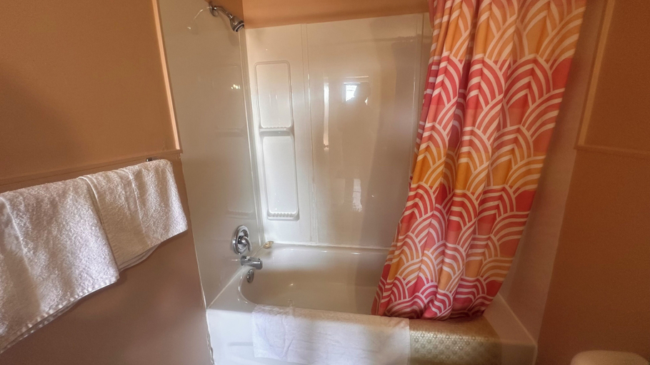 Bathroom 3, Colonial Motel, Chatham-Kent