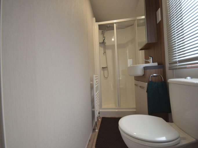 Bathroom, Chalet by Wadden Sea with Sunny Garden, Wieringen