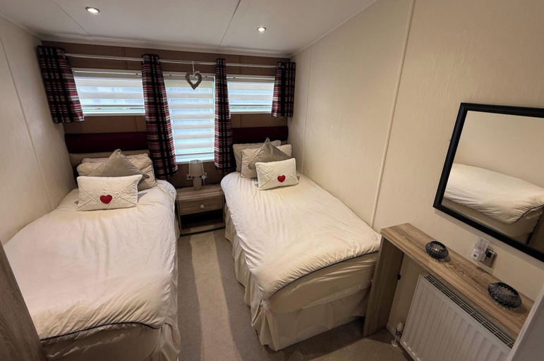 Room 4, Cabin Sleeps 4 With Parking and Balcony, Cheshire West and Chester