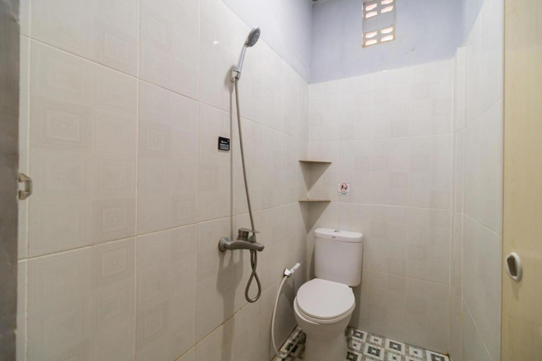 Bathroom 4, RedDoorz Plus near Ramayana Pematangsiantar, Pematangsiantar