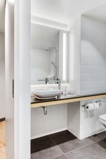 Bathroom 5, Leonardo Hotel Hannover City Center, Region Hannover