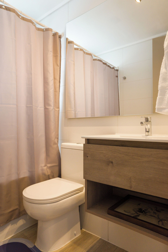 Bathroom 5, Chic Ñuñoa Apt Cozy Stay for 5, Cordillera
