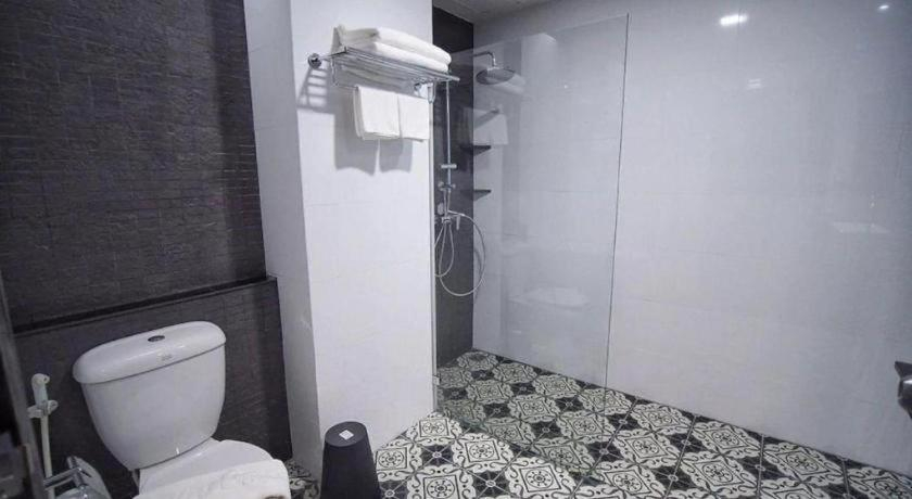 Bathroom 3, Sleep With Me Pattaya, Pattaya