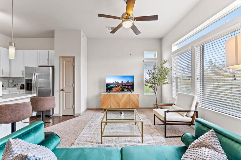 Room 5, Elegant 2BR King Suite Fast Wifi 8 min to DT, Travis