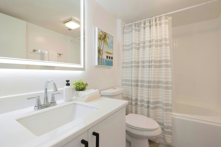 Bathroom 5, Bishop Suites Downtown Honolulu, Honolulu