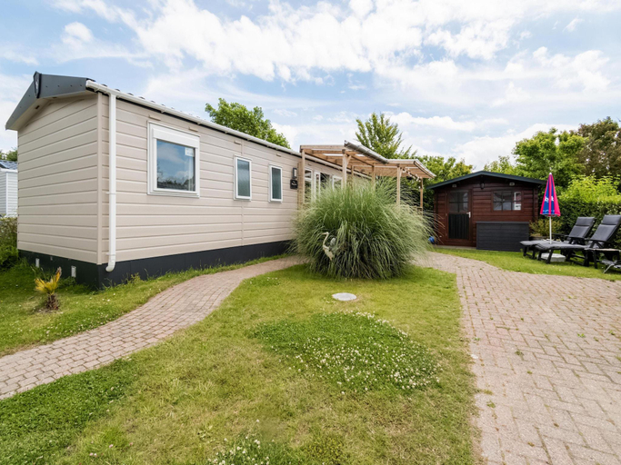 Exterior view 2, Luxury chalet with garden in quiet location in Renesse, Schouwen-Duiveland