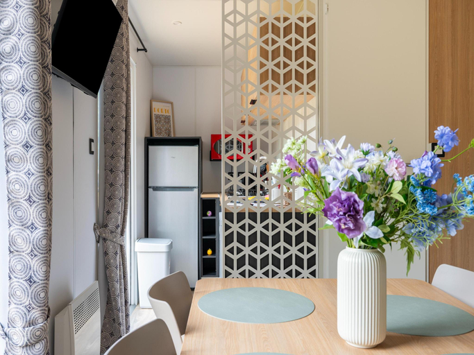Restaurant 4, Cozy Caravan Escape for 6, Oost-Vlaanderen