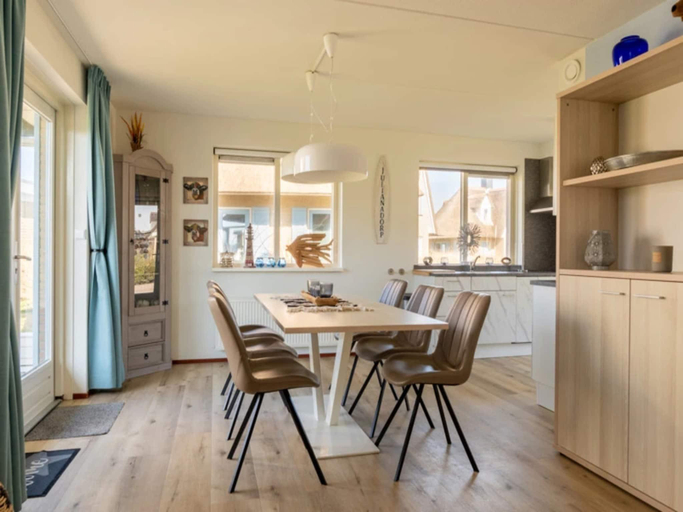 Food & Drinks 4, Villa near Dutch Beach with Garden, Den Helder