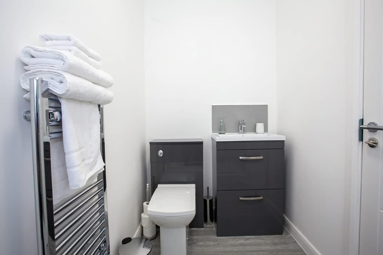 Bathroom 2, Lovely Open Plan 1 Bedroom Apartment in Bolton, Bolton