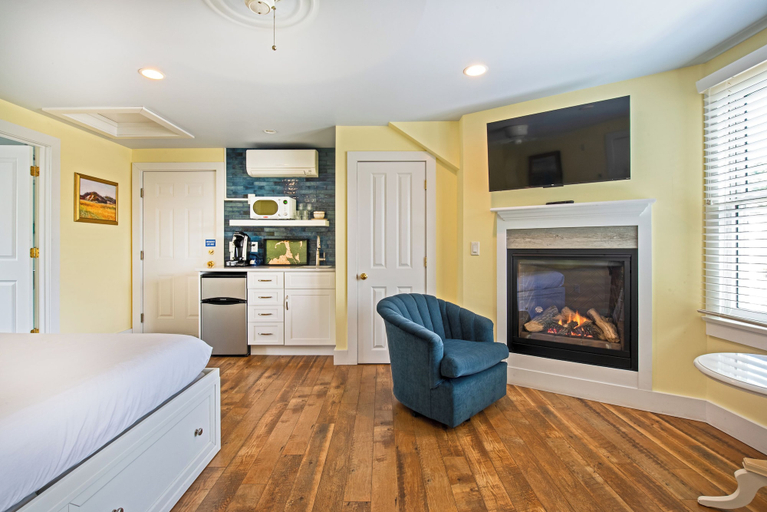 Others 5, Admirals Landing - Adults Only, Barnstable