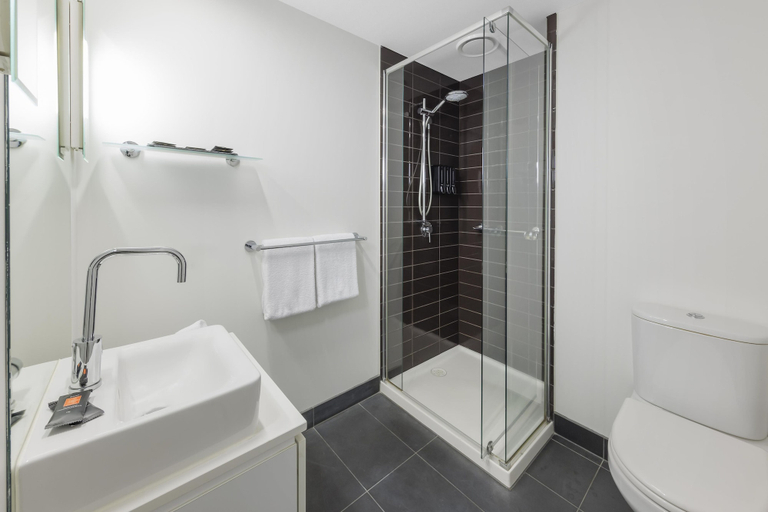 Bathroom 4, Oaks Melbourne St Kilda Road Hotel, Melbourne