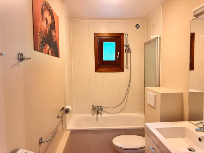 Bathroom, Woodland chalet in Namur, Namur