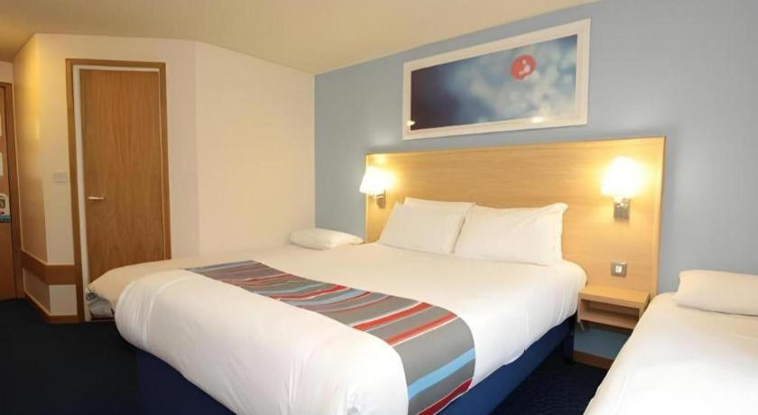 Bedroom 5, Travelodge Leatherhead, Surrey