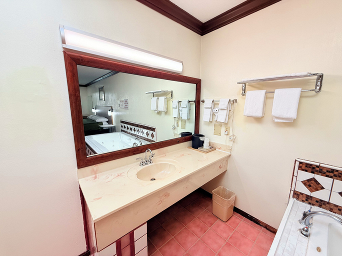 Bathroom 4, Economy Inn - Akron, Summit