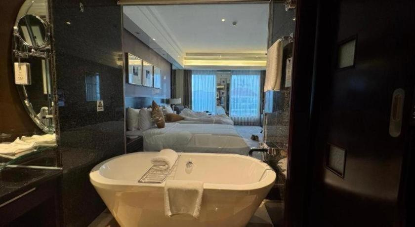 Bathroom, New Century Hangzhou Grand Hotel, Hangzhou