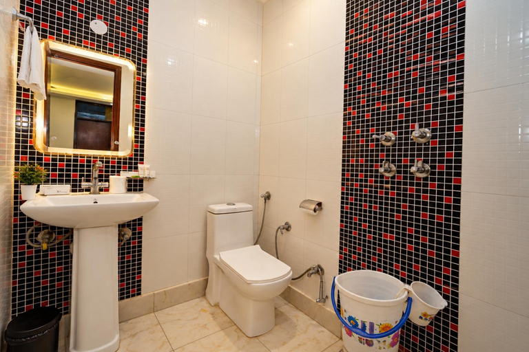 Bathroom 3, Hotel Yes Boss - Walking Distance New Delhi Railway Station, Delhi