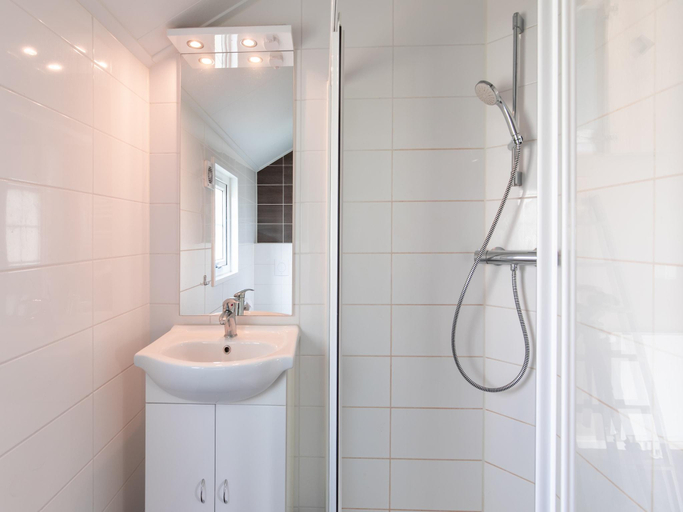 Bathroom 2, Chalet with covered terrace in the Leukermeer, Bergen