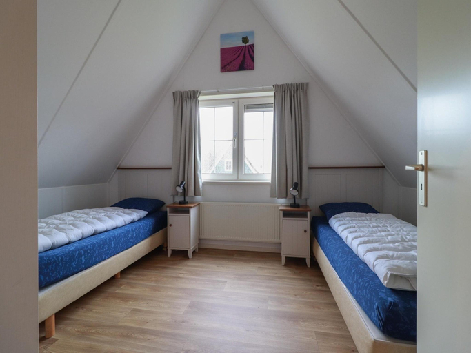Bedroom 2, Detached Spacious Beach Villa for 8, Wûnseradiel
