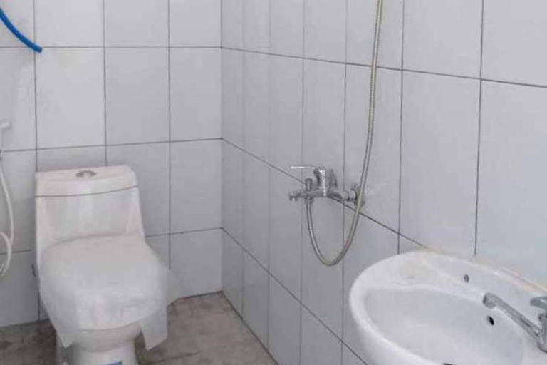 Bathroom 4, RedDoorz near Alun - Alun Magetan, Magetan