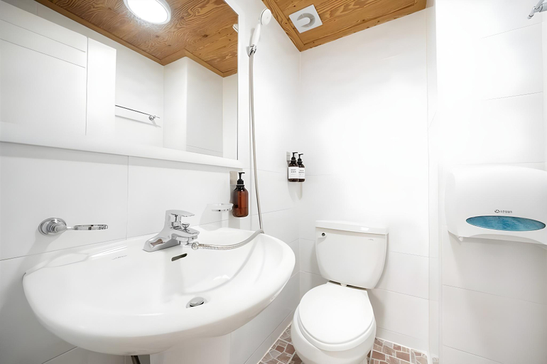 Bathroom, Tongyeong Pension Mirage, Tongyeong