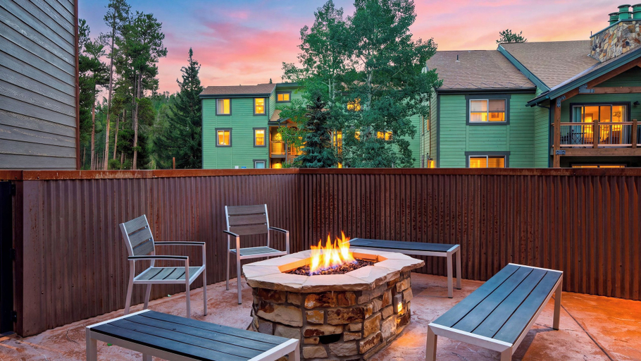 Sundeck, Ski Casa Azul by Avantstay Ski Shuttle + Walk to Main St Shared Hot Tub + Grill, Summit