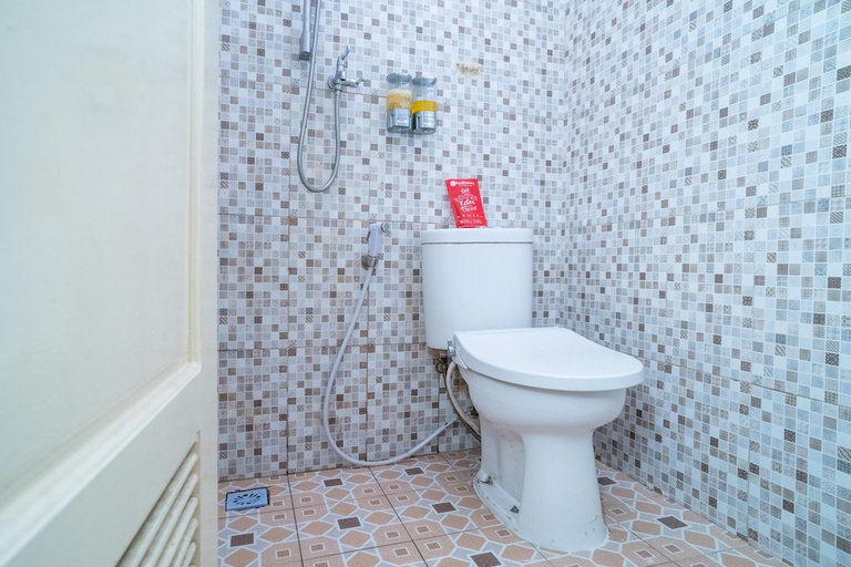 Bathroom 4, RedDoorz Syariah near Taman Siring 2, Banjarmasin