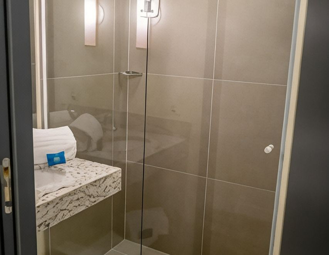 Bathroom 3, ibis budget Leme, Leme
