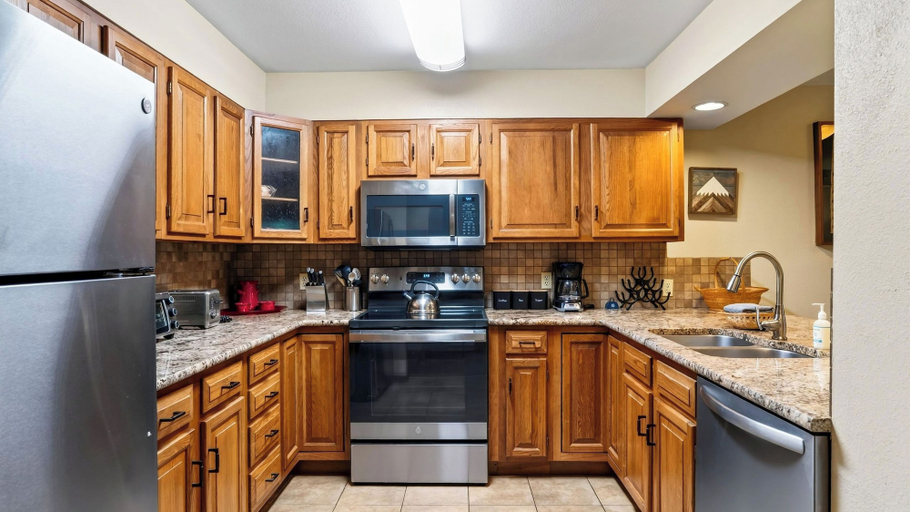 Private kitchen 4, Ski Casa Azul by Avantstay Ski Shuttle + Walk to Main St Shared Hot Tub + Grill, Summit