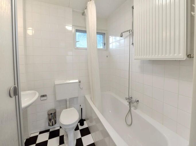 Bathroom, Detached holiday home with combi-microwave at the Schildmeer, Slochteren