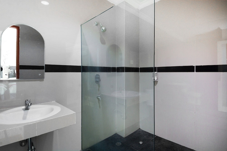 Bathroom 5, Collection O 3431 Hotel Alpha Bandara, Palembang