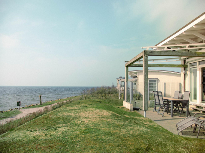 Balcony/terrace 2, Panoramic Villa with Sauna & Lake Views, Wûnseradiel