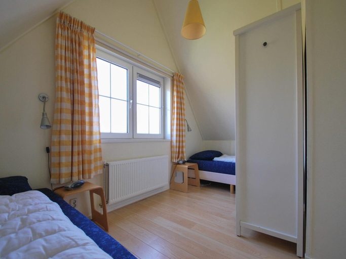 Bedroom 2, 6-Guest Deluxe Beach Villa with Sauna, Wûnseradiel