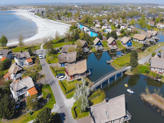 Surrounding environment 4, 6-Guest Deluxe Beach Villa with Sauna, Wûnseradiel
