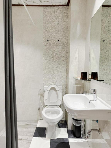 Bathroom 4, Aor Ang Lodge Bangpra, Si Racha