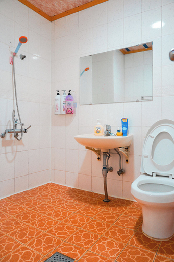 Bathroom 4, ttottot Jeju Backpackers, Seogwipo