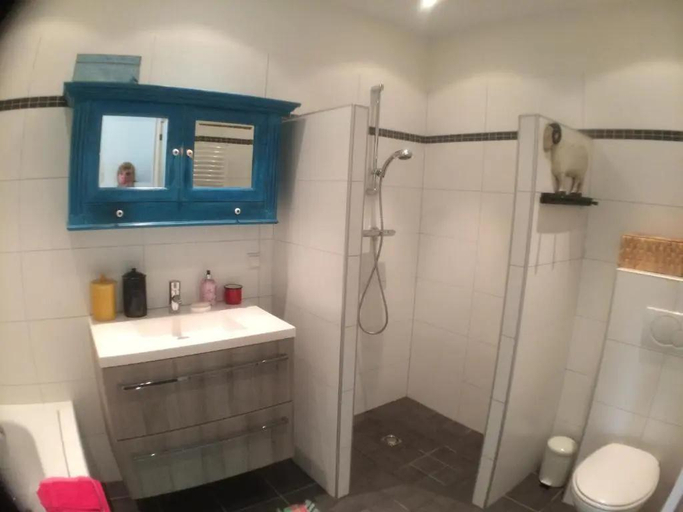Bathroom 2, Bed & Breakfast Leonie, The Hague