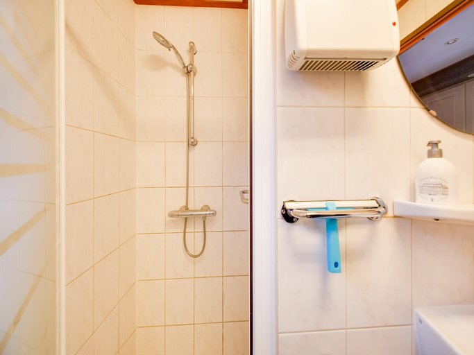 Bathroom 4, Chalet in Veluwe near De Grote Ark, Putten