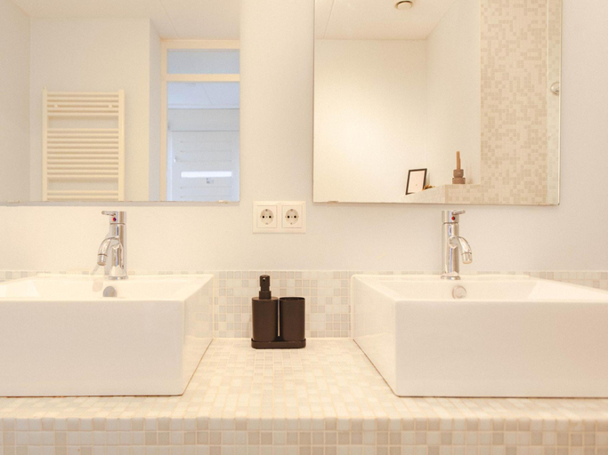 Bathroom 4, Villa with Panoramic Water Views, Wûnseradiel