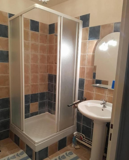 Bathroom 4, La Tour Richelieu, Puy-de-Dôme
