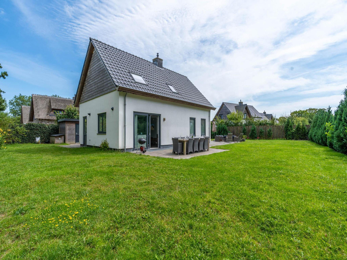 Exterior view 5, Spacious and bright 10-person holiday villa, Texel