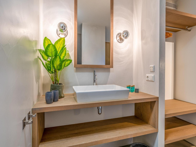 Bathroom 5, Relaxed and atmospheric 6-person villa near the forest., Texel