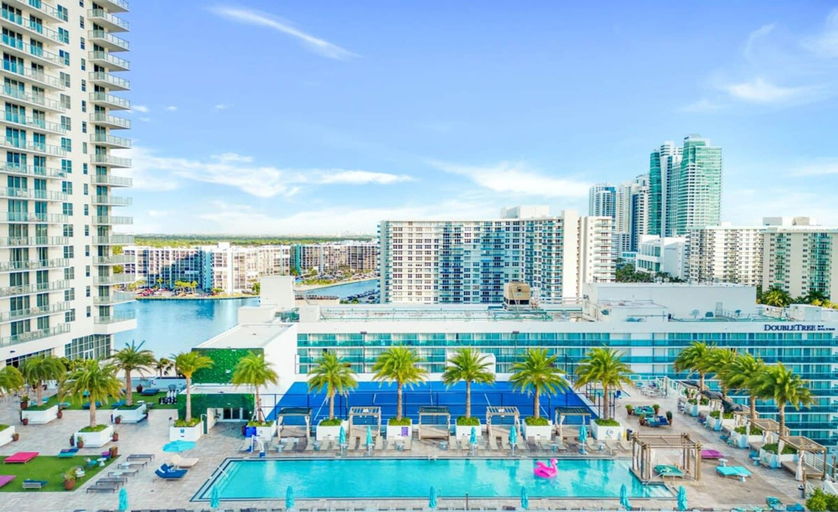 Room 2, Luxury Penthouse -awesome Views-pools - Free Parking, Broward